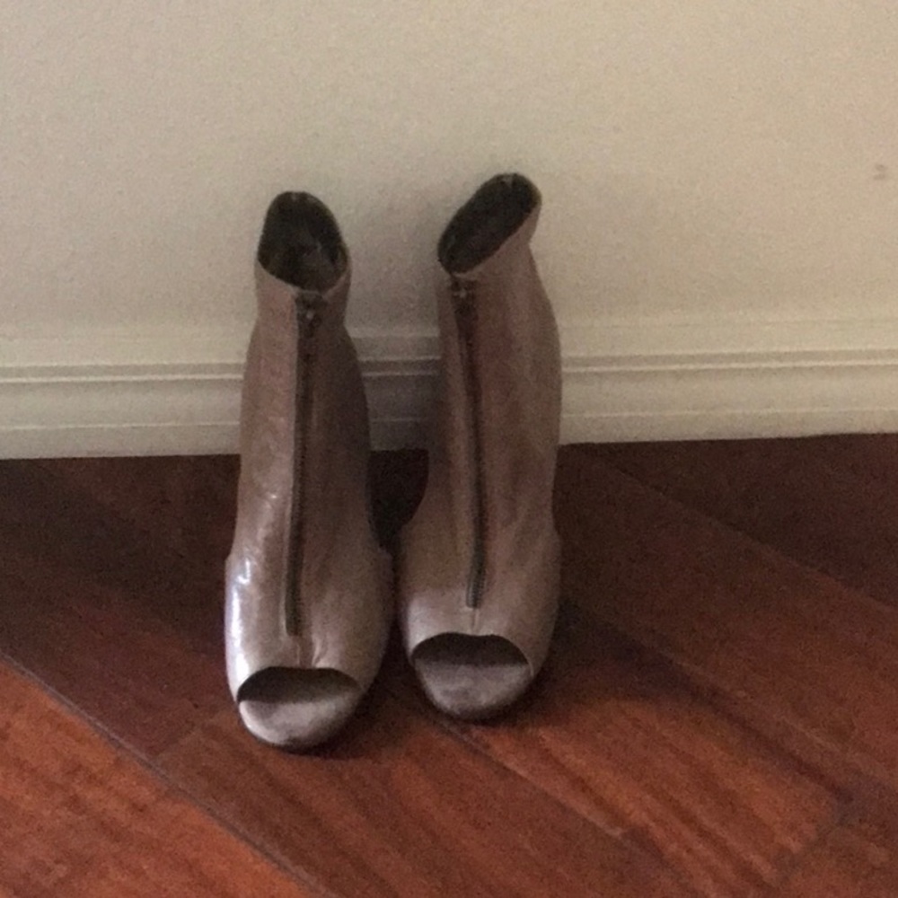 Women’s bootie shoes camel color leather with 3inch heel